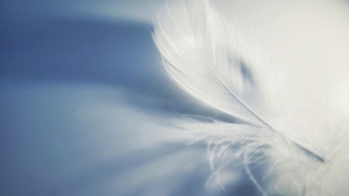 ピンキーリングの重ね付けで願いを込めるイメージ