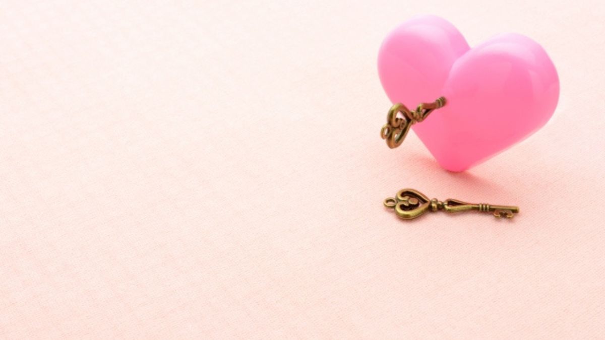 ハートに刺さった鍵で断るイメージ