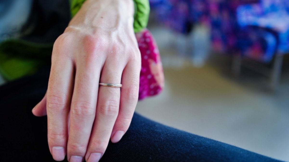 結婚指輪をした手の女性