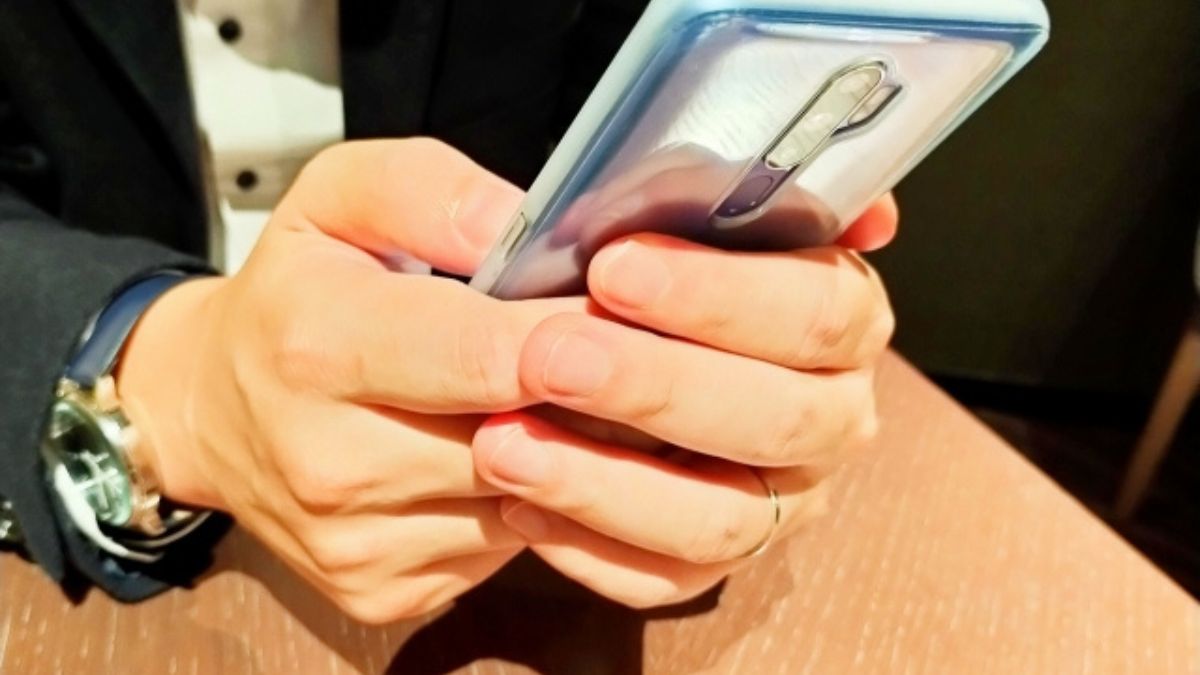 スマホを操作する男性