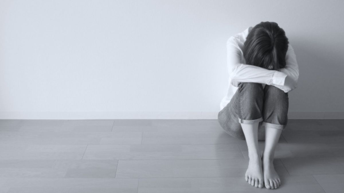 落ち込む女性のイメージ