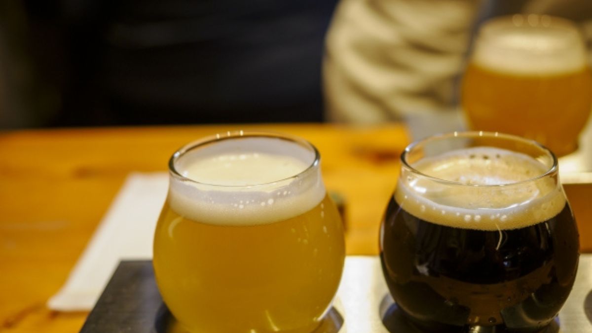 ビールを飲みながら会話する男女のイラスト