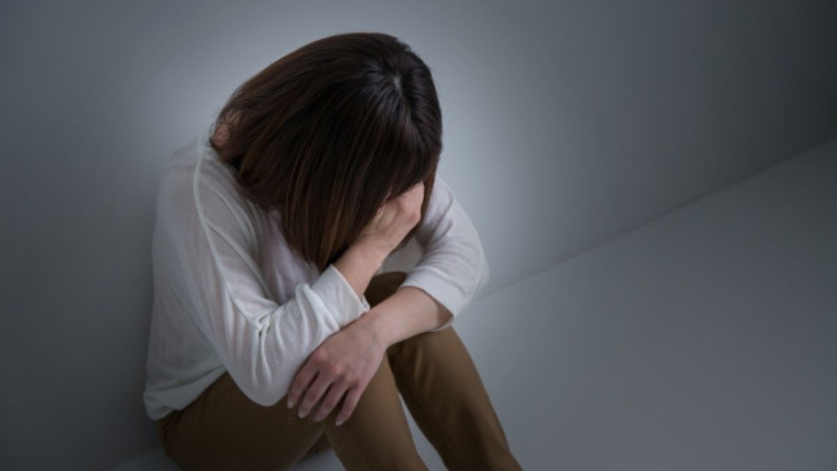 気持ちを抑え込もうとする女性