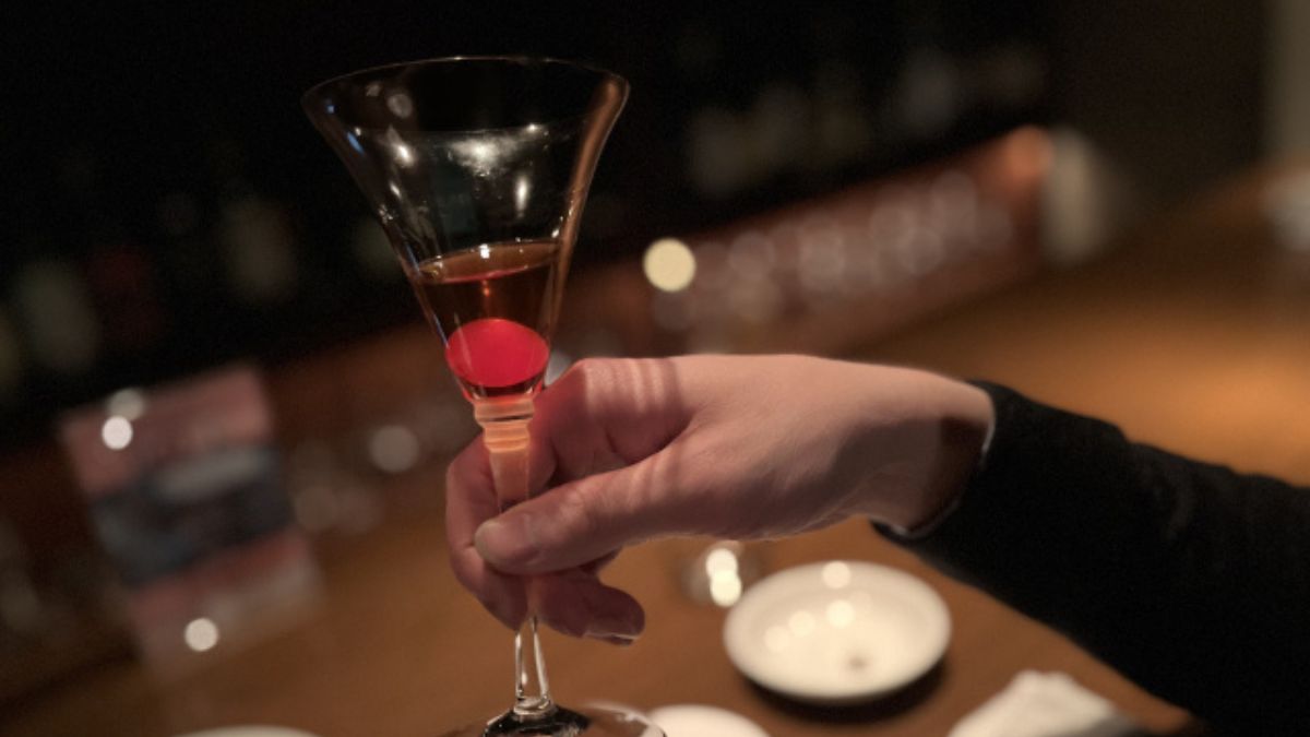 オシャレなバーのカクテルと雰囲気