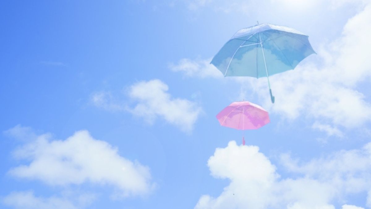 空に浮かぶ二つの傘