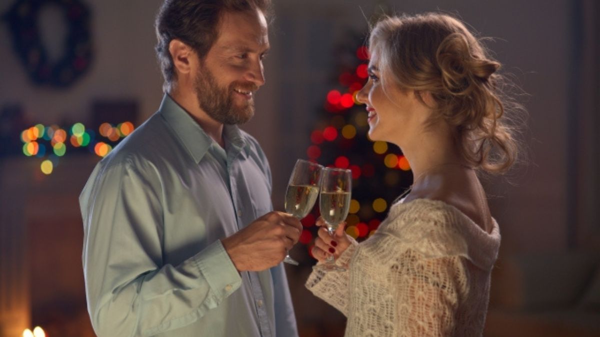 夜まで一緒に過ごすカップルのイメージ