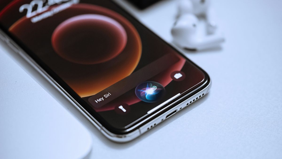 スマホでSNSやLINEを操作する男性